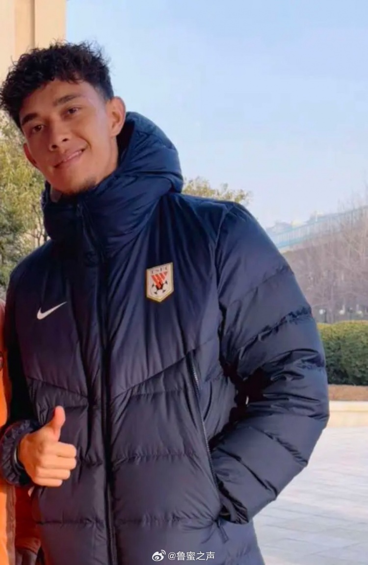博主:泰山队新援李小恒已抵达俱乐部,明天将随队登泰山祈福